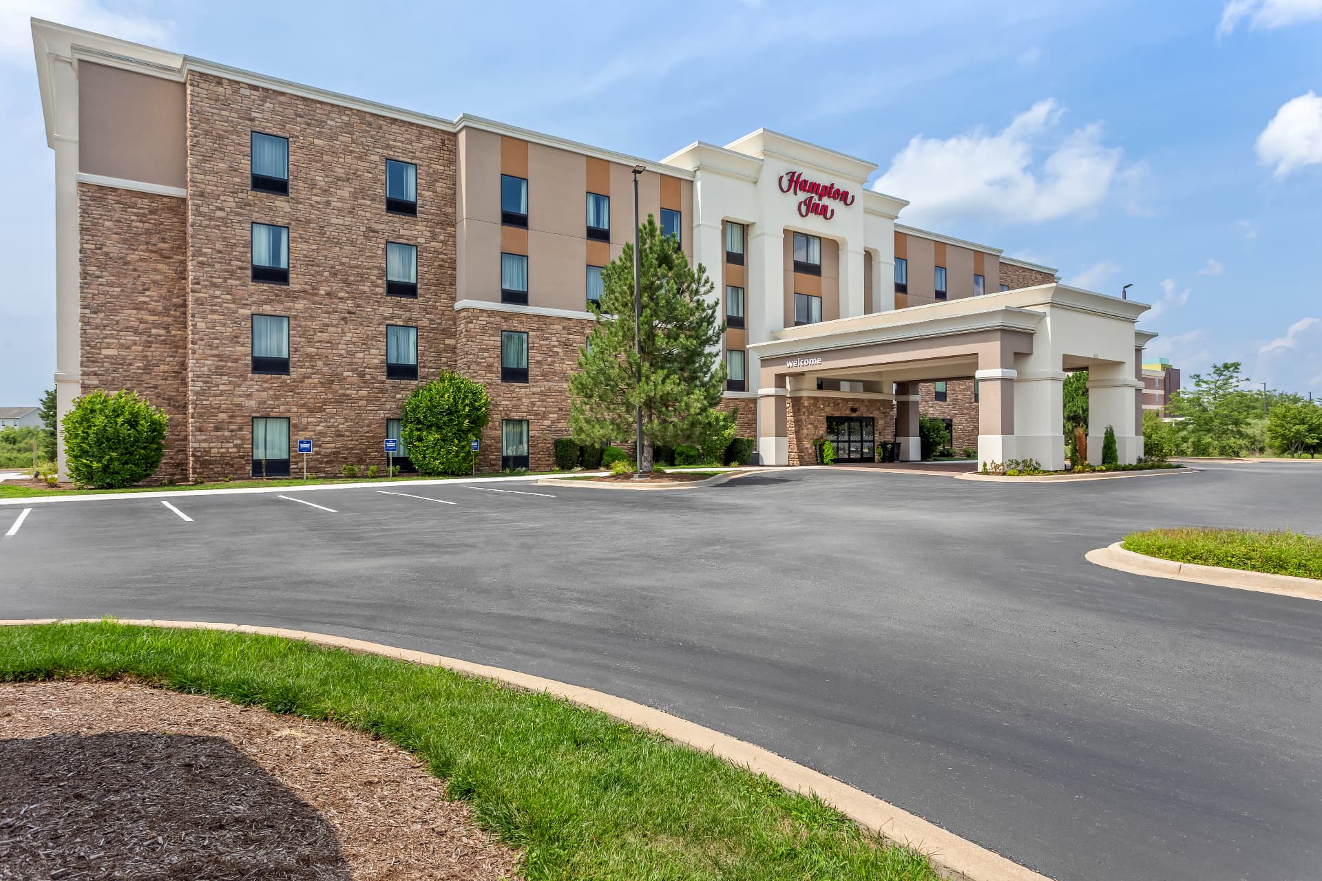 Exterior of Hampton Inn, Select service, DeKalb, IL